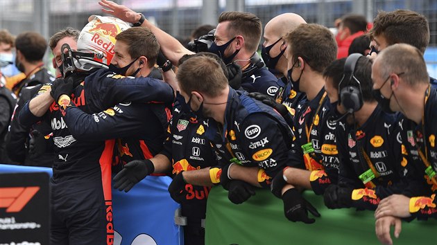 Max Verstappen z Red Bullu se raduje z mechaniky sv stje z druhho msta ve Velk cen Maarska F1.