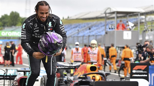 Lewis Hamilton z Mercedesu se raduje z prvenstv ve Velk cen Maarska F1.