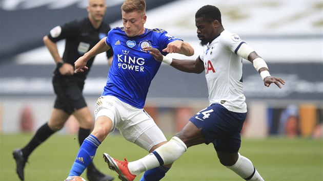 Harvey Barnes (vlevo) z Leicesteru v souboji se   Sergem Aurierem z Tottenhamu.