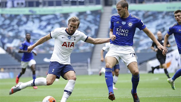 Harry Kane (vlevo) z Tottenhamu odehrv m ped  soupeem z Leicesteru.