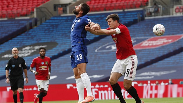 Harry Maguire  (vpravo) z Manchesteru United atakuje Oliviera Girouda z Chelsea.