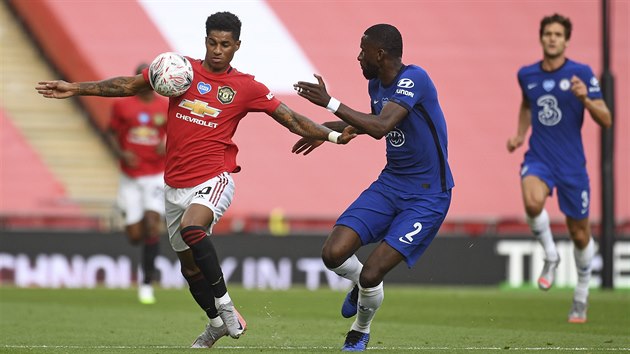 Marcus Rashford holds (vlevo) z Manchesteru United v souboji s Antoniem Rudigerem z Chelsea.