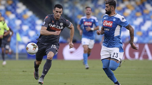 Kevin Lasagna z Udine v souboji s Elseidem Hysajem z Neapole.