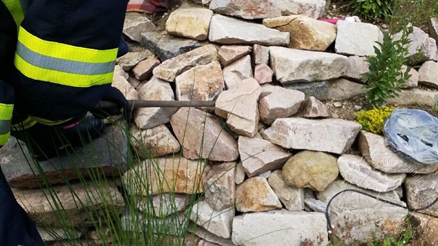 Kámen po kameni rozebírali hasiči skalku, aby hada našli.