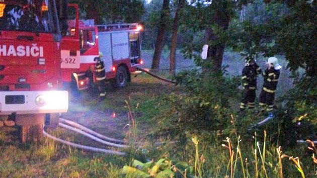 Požární vodu hasiči čerpali v nedalekém rybníku.