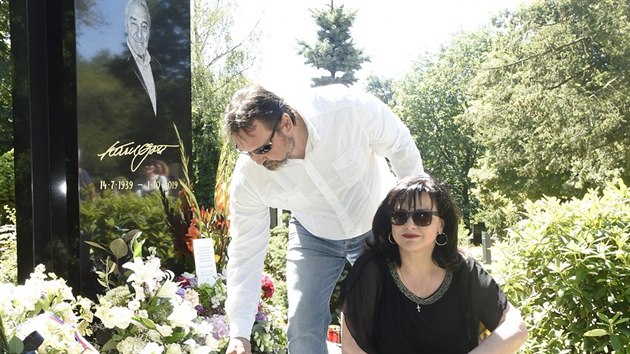 Šárka Rezková a Miroslav Kolodziej u hrobu Karla Gotta v den výročí jeho narození (Hřbitov v Malvazinkách, Praha, 14. července 2020)