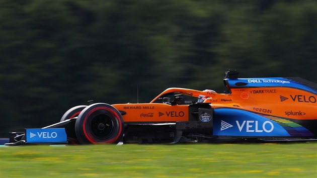 Carlos Sainz Jr. z McLarenu v trninku na Velkou cenu trska