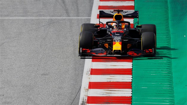 Max Verstappen z Red Bullu v trninku na Velkou cenu trska