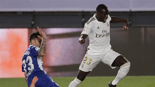 Ferland Mendy (vpravo) z Realu Madrid se uvoluje v souboji se Ximem Navarrem z Alavse.