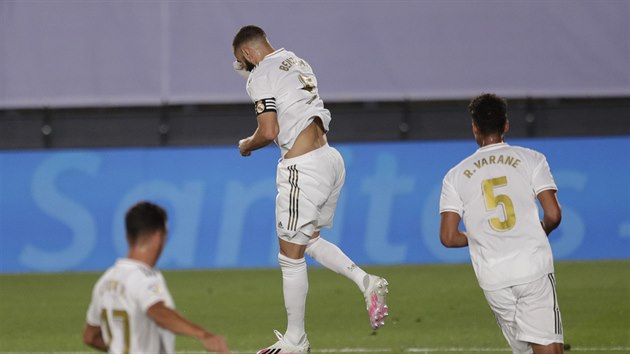 Karim Benzema (s kapitnskou pskou) slav gl se spoluhri z Realu Madrid.