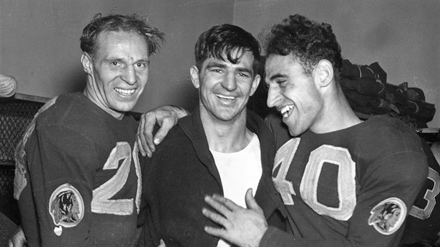 Rok 1937: Cliff Battles, Sammy Baugh a Wayne Millner (zleva) oslavuj vhru Washington Redskins nad Chicago Bears.