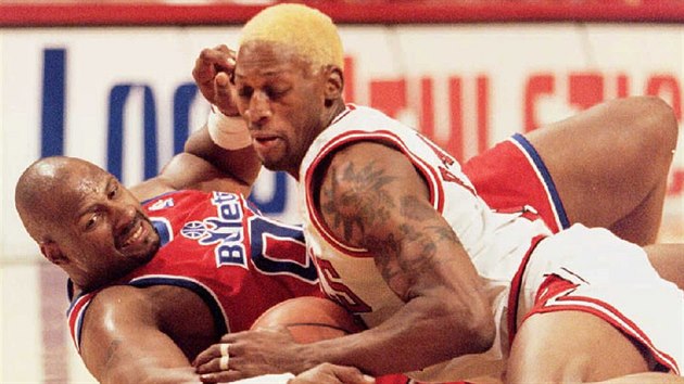 Kevin Duckworth (vlevo) z Washington Bullets bojuje o míč s Dennisem Rodmanem z Chicago Bulls. Rok 1995.