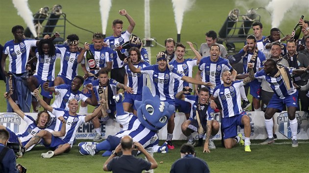 Fotbalist FC Porto oslavuj portugalsk titul.