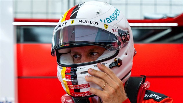 Sebastian Vettel ze stje Ferrari na okruhu v Budapeti