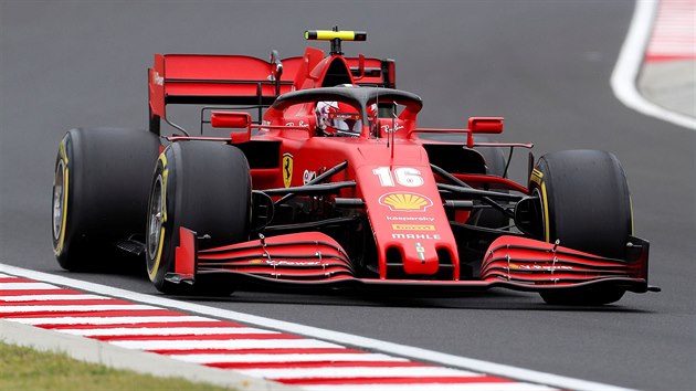 Charles Leclerc ze stje Ferrari na okruhu v Budapeti