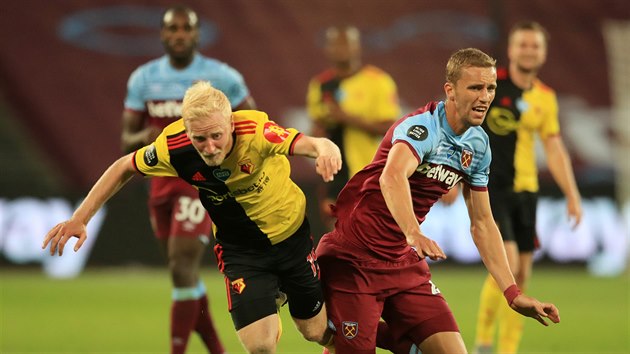 Tom Souek (vpravo) z West Hamu a Will Hughes z Watfordu v souboji o m