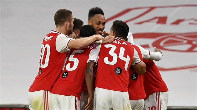 Fotbalist Arsenalu oslavuj trefu Pierra-Emericka Aubameyanga.