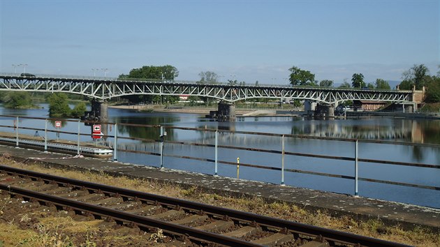 Historick� silni�n� most p�es Labe v t�sn� bl�zkosti �elezni�n� stanice Roudnice nad Labem