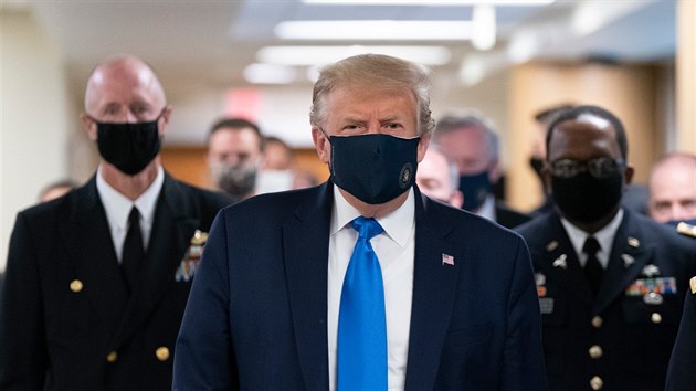 Americký prezident Donald Trump s nasazenou rouškou v sobotu při návštěvě nemocnice Waltera Reeda na předměstí Washingtonu. (11. července 2020)