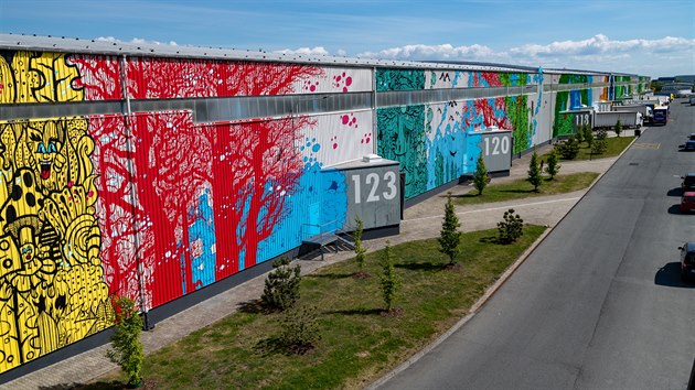 Developerská společnost CTP Invest převzala od autora Michala Škapy alias Trona nový mural, tedy majitelem nemovitosti schválené graffiti. Obří malba zdobí boční stěnu CTParku Prague Airport v Kněževsi, sousedí s pražským Letištěm Václava Havla odkud ji mohou také lidé vidět.  