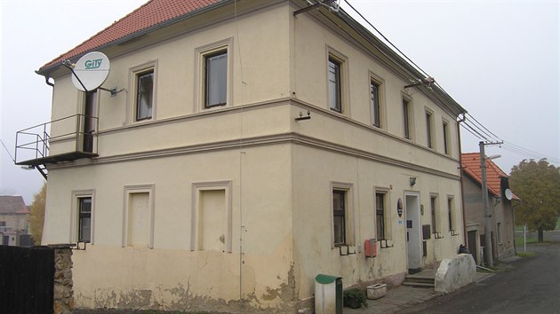 Budova byla postavena začátkem 20. století a až do konce druhé světové války v ní fungovala německá základní škola. Od roku 1945 pak česká základní škola. 