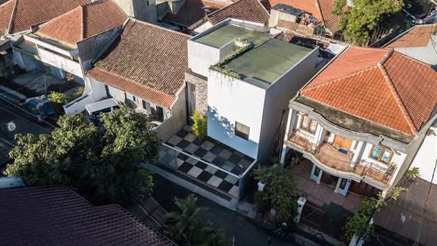 Novostavba dokonale zapadla do stávající zástavby. Rodinný dům stojí v centru indonéského města Bandung. 