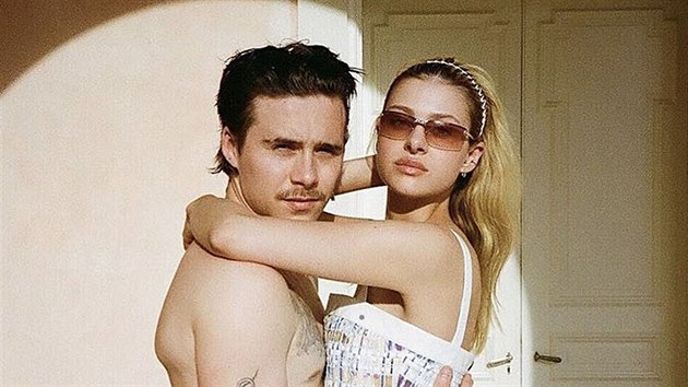 Brooklyn Beckham a Nicola Peltzová (27. dubna 2020)