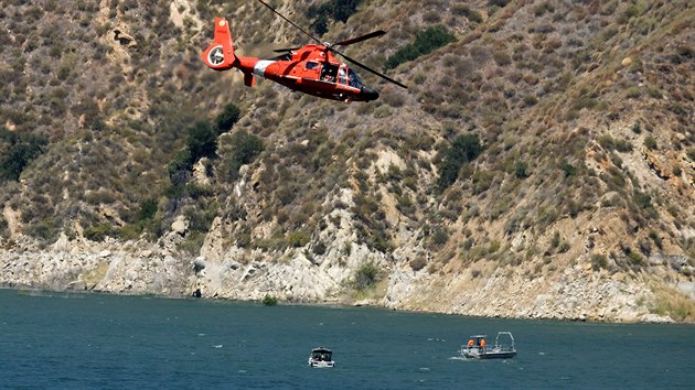 Policie a záchranáři během pátrání na jezeře Piru, kde zmizela herečka Naya Rivera (Los Angeles. 9. července 2020).