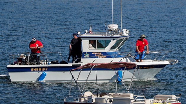Policie a záchranáři během pátrání na jezeře Piru, kde zmizela herečka Naya Rivera (Los Angeles. 10. července 2020).