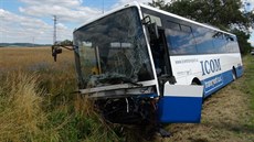 U Diviova na Beneovsku se srazil autobus s osobním autem. (13. ervence 2020)