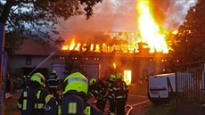 V sobotních pozdních večerních hodinách bojovali hasiči s požárem truhlárny na...