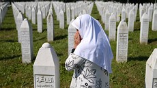 ena se na hromadném hbitov modlí za obti masakru ve Srebrenici. (11....