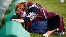 ena u rakví obtí masakru ve Srebrenici (11. ervence 2020)
