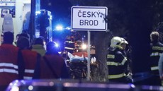 Záchranáři zasahují u nehody dvou vlaků na koridoru u Českého Brodu, zranily se...