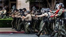 Policie v kalifornském Los Angeles zasahuje proti demonstrantm. (1. ervna...