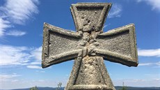 Žulový kříž u rozhledny Štěpánka byl vztyčen asi v době nacismu, ale dodnes tam...