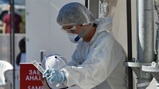 Kazaský zdravotník provádí testy na koronavirus. Kazachstán elí druhé vln...