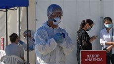 Kaza��tí zdravotníci provádí testy na koronavirus. Kazachstán �elí druhé vln�...