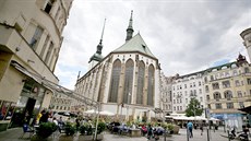 Nejen Jakubské náměstí je v Brně obsypáno lidmi, kteří si užívají široké...