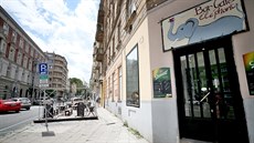 Zahrádka patřící k BarCafé Éléphant na rohu Smetanovy a Lidické ulice zabírá...
