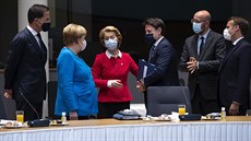 Zleva stojí nizozemský premiér Mark Rutte, německá kancléřka Angela Merkelová,...