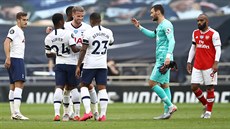 Fotbalisté Tottenhamu slaví výhru v derby nad Arsenalem.
