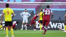 Tomá Souek z West Hamu práv vstelil gól do sít Watfordu v utkání Premier...