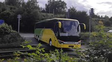 Dálkový autobus ve čtvrtek večer uvázl na železničním přejezdu v Lukách nad...