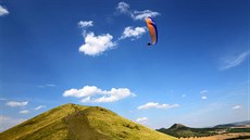 Na úpatí hory Raná po vzájemné kolizi uvázli dva paraglidisté v korunách strom.