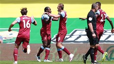 Tomá Souek a Michail Antonio slaví gól West Hamu.