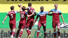 Tomá� Sou�ek (vpravo) a Michail Antonio slaví gól West Hamu.