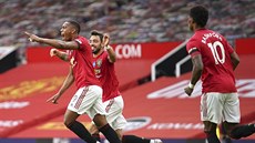Anthony Martial (vlevo) slaví gól, který dostal Manchester United do vedení.