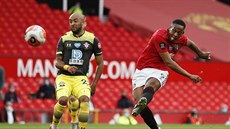 Anthony Martial (vpravo) z  Manchesteru United pálí na branku Southamptonu.