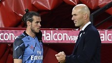 Trenér Zinedine Zidane a Gareth Bale na stídace Realu Madrid.